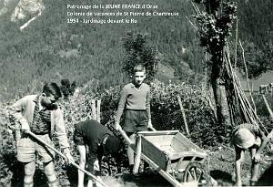 COLO JEUNE FRANCE 1954 jardinage devant le Ru